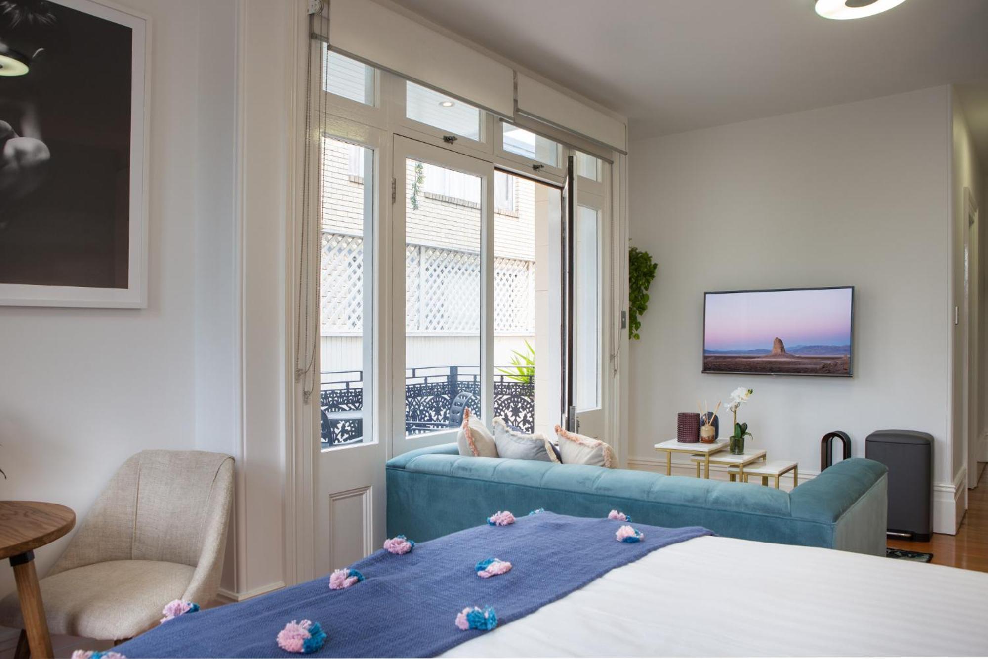 Intimate With Balcony In Glebe * Sydney
